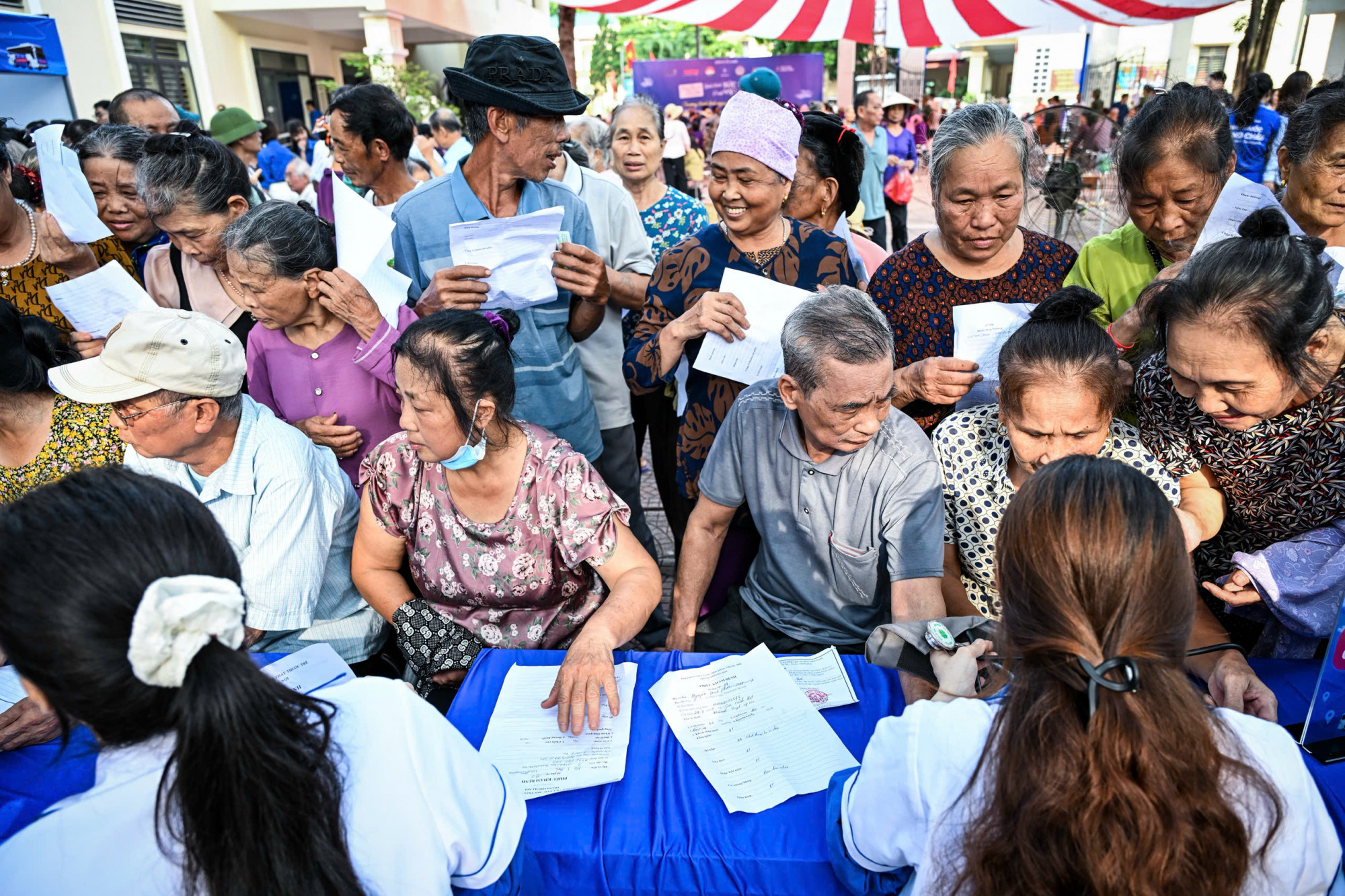 Khám sức khỏe tổng quát cho người dân xã đảo Minh Châu (TP Hà Nội) - ảnh: Sơn Bách