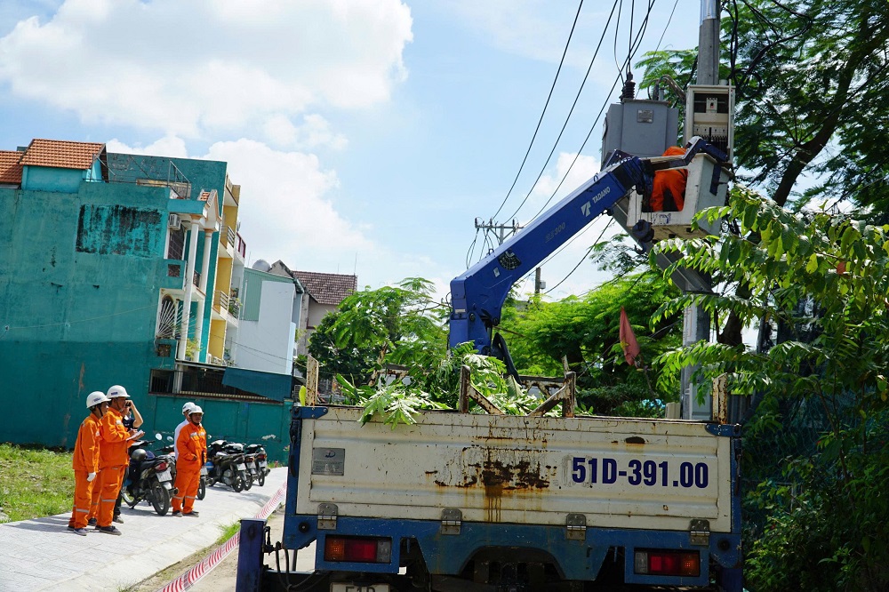 Công tác kiểm tra, bảo trì, bảo dưỡng các thiết bị điện được ngành điện TPHCM thực hiện thường xuyên - Ảnh: EVNHCMC