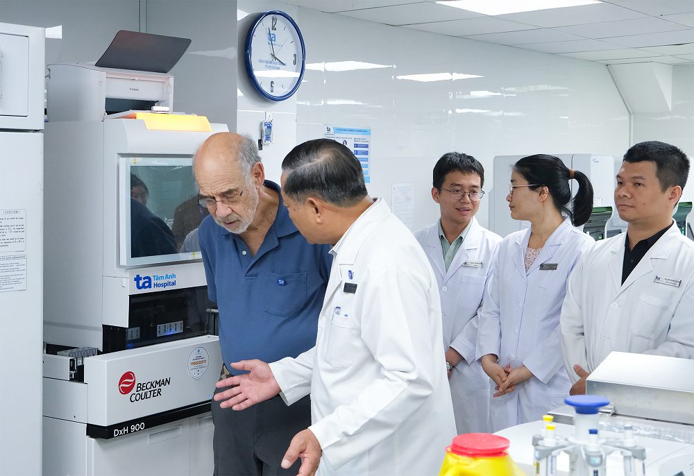 Giáo sư Harry B. Greenberg - cố vấn Viện Nghiên cứu Vi sinh và Chống dịch Stanford (áo xanh) - trực tiếp thăm và làm việc tại Trung tâm Xét nghiệm BVĐK Tâm Anh TPHCM, tháng 12/2023 - Ảnh: BVĐK Tâm Anh
