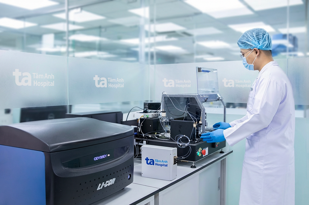 Kỹ thuật viên Trung tâm Xét nghiệm, BVĐK Tâm Anh vận hành hệ thống BioDot (Mỹ) thực hiện kỹ thuật Q-MAC giúp tìm kháng thể vi rút viêm gan D, tác nhân có thể gây ung thư gan - Ảnh: BVĐK Tâm Anh