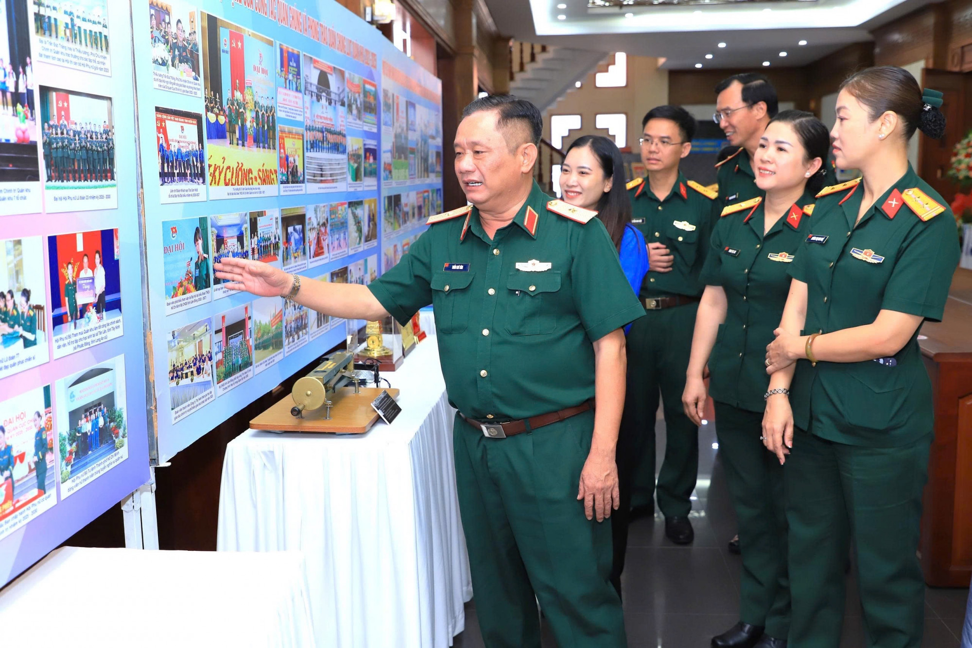 Các đại biểu xem triển lãm tổng kết công tác quần chúng, phong trào quần chúng giai đoạn 2021 2025 - Ảnh: Vinh Quang