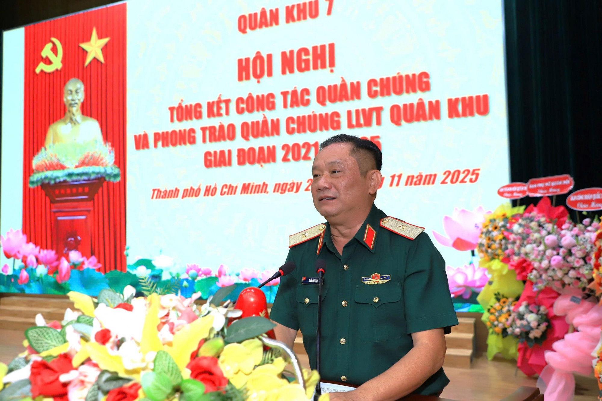 Thiếu tướng Trần Chí Tâm, Phó chính ủy Quân khu 7 phát biểu chỉ đạo hội nghị - Ảnh: Vinh Quang