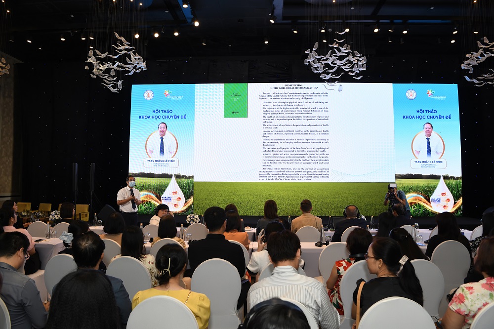 TS.BS Hoàng Lê Phúc - Trưởng khoa Tiêu hóa - Bệnh viện Nhi Đồng 1, TPHCM nhấn mạnh tầm quan trọng của sức khỏe đường ruột với sự phát triển toàn diện của trẻ - Ảnh: Vi Vi