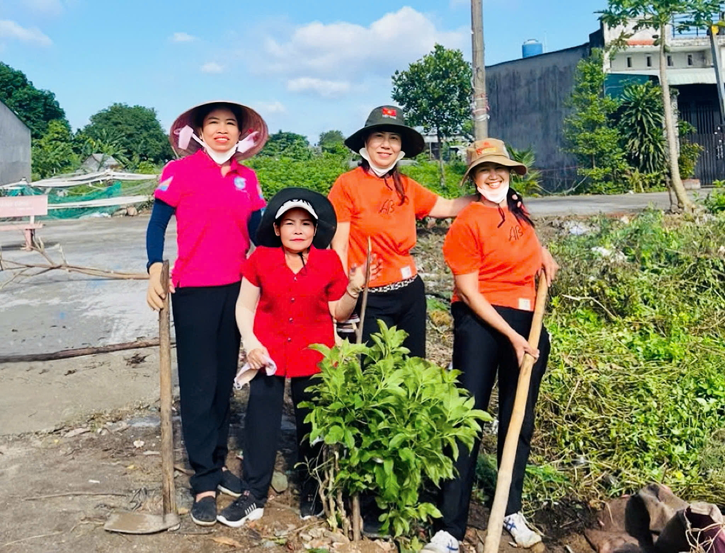 Chị Huỳnh Thị Chút (thứ hai từ trái qua) tham gia dọn dẹp vệ sinh môi trường  cùng Chi hội Phụ nữ ấp 13, xã Vĩnh Lộc, TPHCM