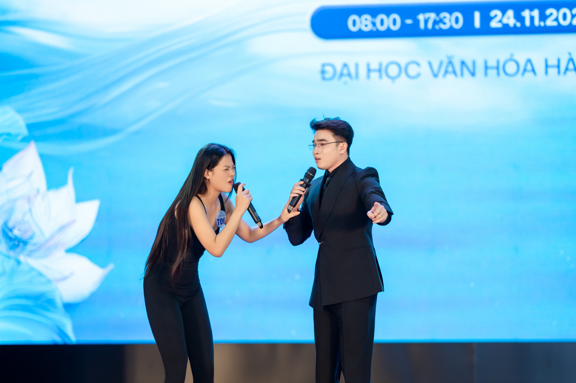 Hình ảnh này thu hút sự thích thú của ban giám khảo và khán giả, đồng thời thể hiện phương pháp chấm thi mang tính tương tác của anh.