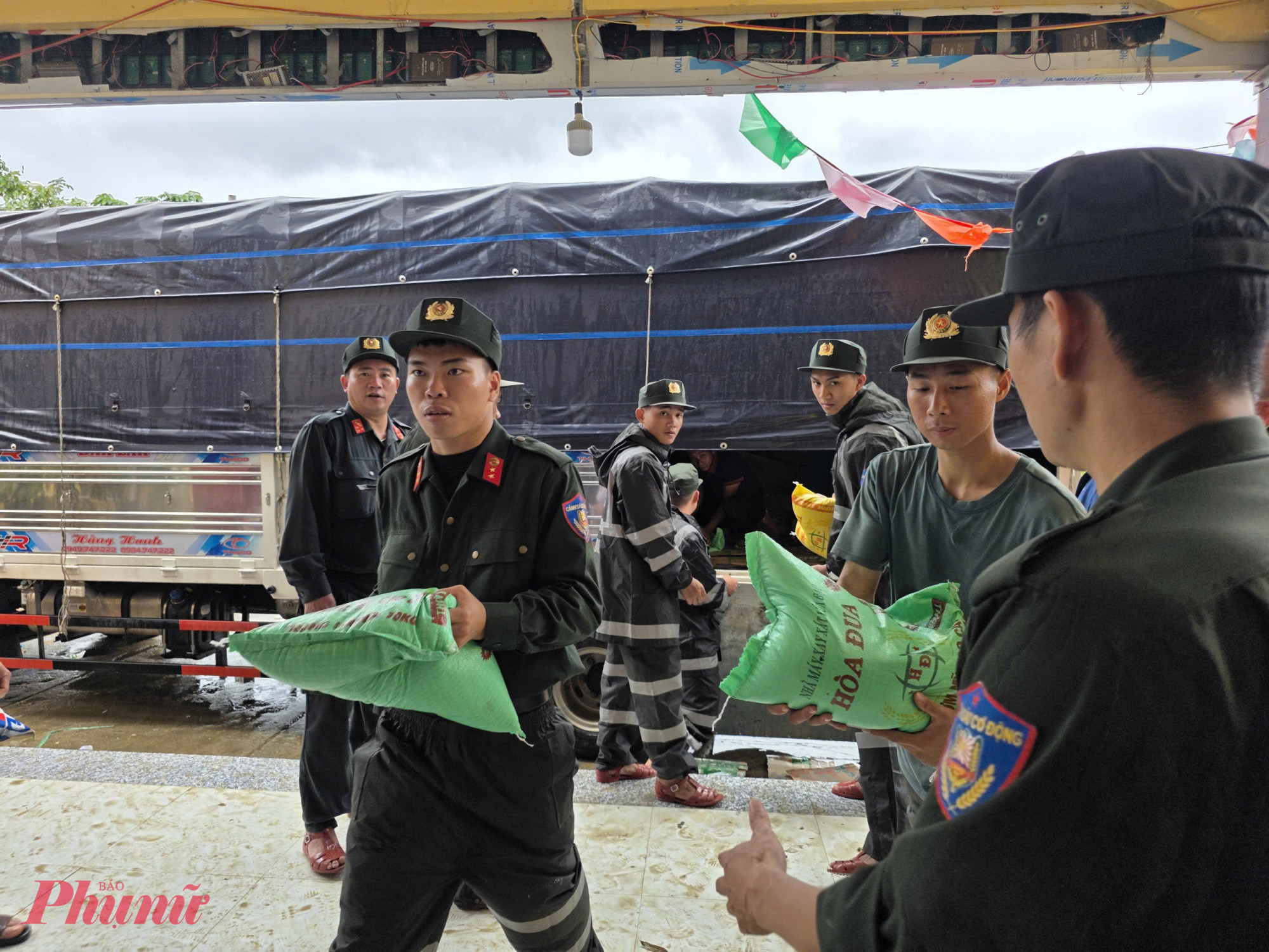 Giữa bộn bề ngổn ngang sau lũ, những dấu chân lấm bùn và những bàn tay không ngơi nghỉ của các chiến sĩ đã gieo lại cho người dân vùng lũ niềm tin để đứng dậy, để tiếp tục sống và để biết rằng trong những thời khắc khó khăn nhất, bà con không bao giờ đơn độc.