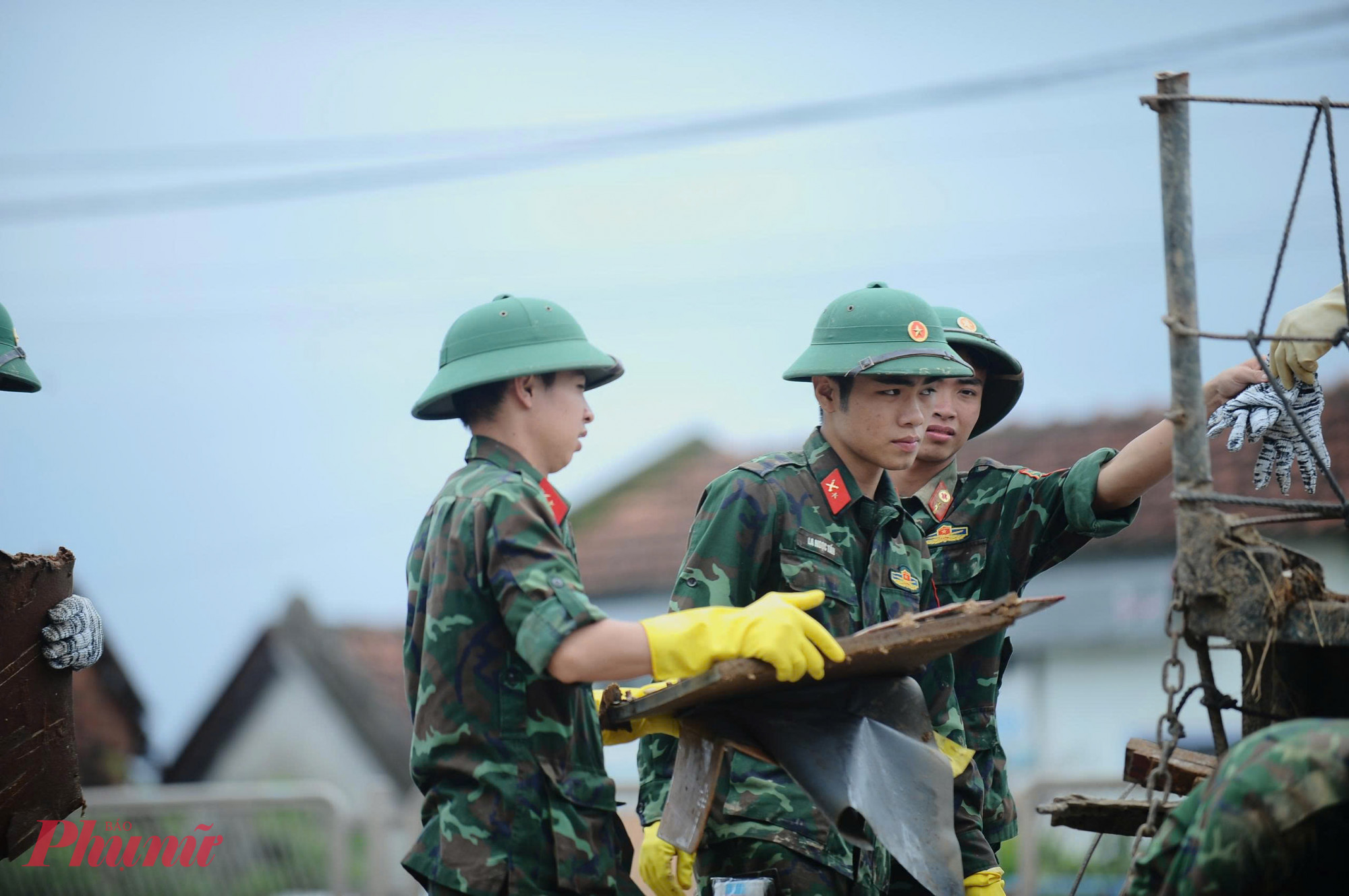 Chia sẻ với những mất mát ấy, suốt nhiều ngày qua, hàng nghìn chiến sĩ công an, bộ đội đã được huy động hỗ trợ nhân dân khắc phục hậu quả mưa lũ. 
