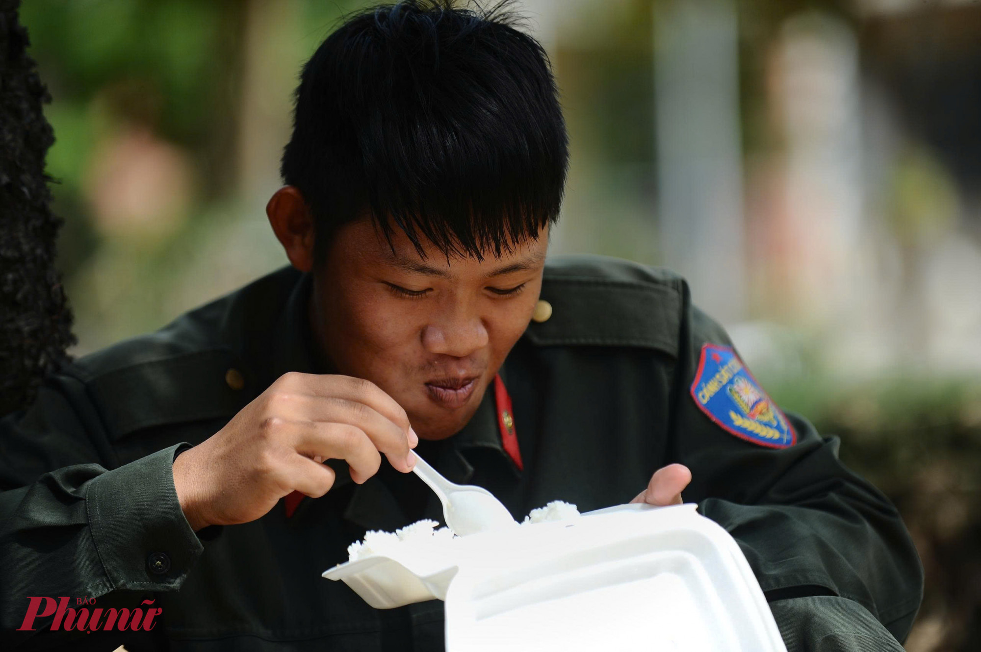 Sau nhiều giờ miệt mài, lấm lem bùn đất là những bữa ăn vội, giấc ngủ chập chờn của lực lượng làm nhiệm vụ. 