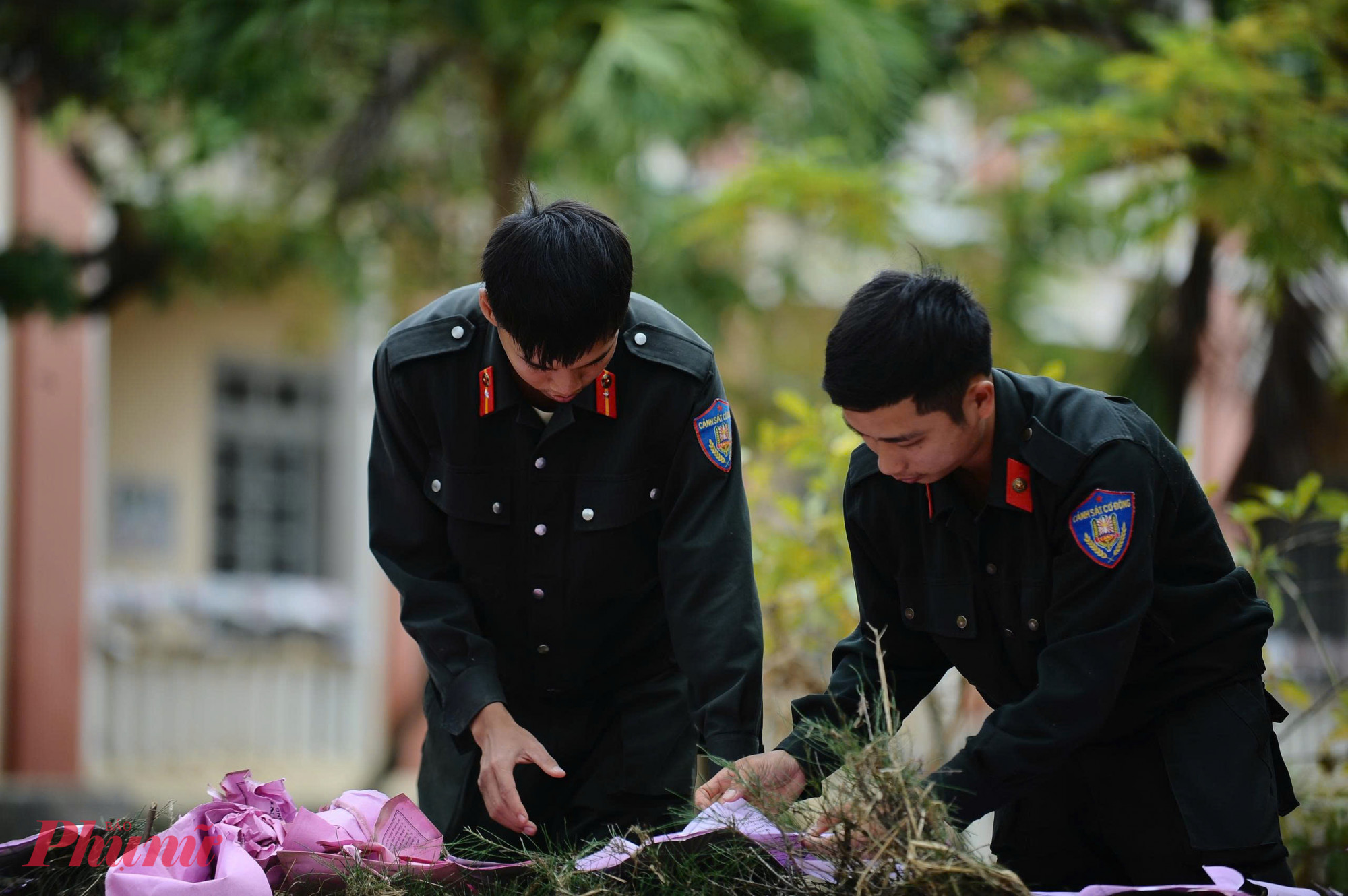 Không dừng lại ở đó, nhiều cán bộ, chiến sĩ còn cặm cụi phơi từng bộ hồ sơ, bảng điểm học sinh sau nhiều ngày bị ngập sâu trong nước lũ.