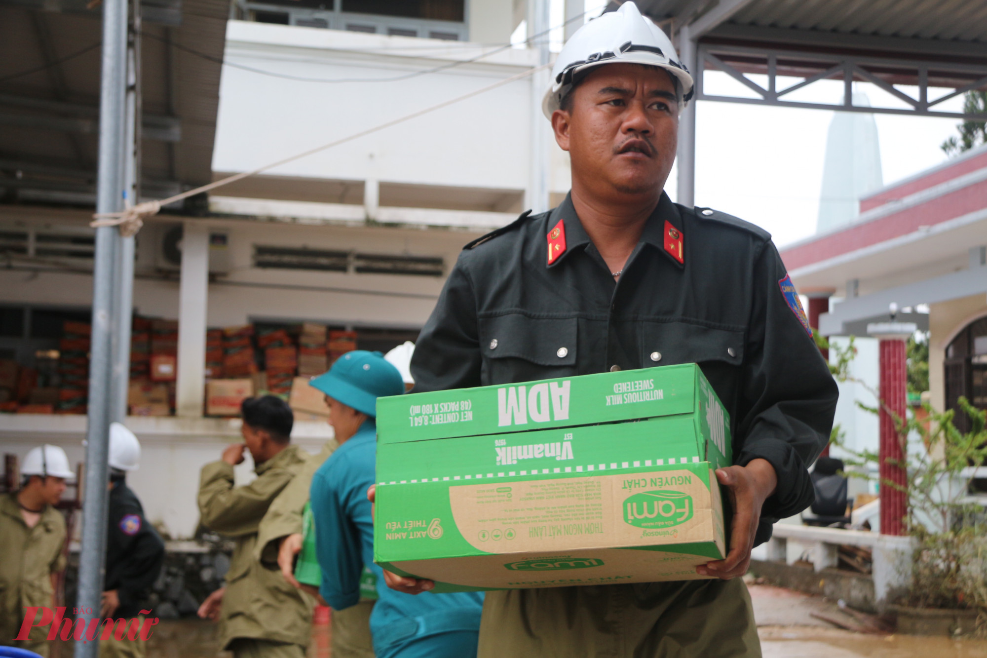 Song song với việc tổng dọn vệ sinh, lực lượng công an còn được huy động khuân vác hàng hóa cứu trợ do các đoàn thiện nguyện gửi đến, nhằm kịp thời hỗ trợ bà con vùng lũ. 