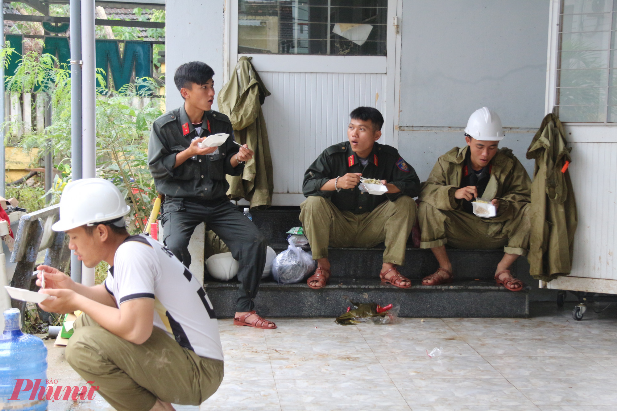 Bữa trưa xơ xài chỉ với chút xôi ngọt, không bàn, không ghế, nơi đâu cũng có thể trở thành “phòng ăn” của các cán bộ, chiến sĩ. 