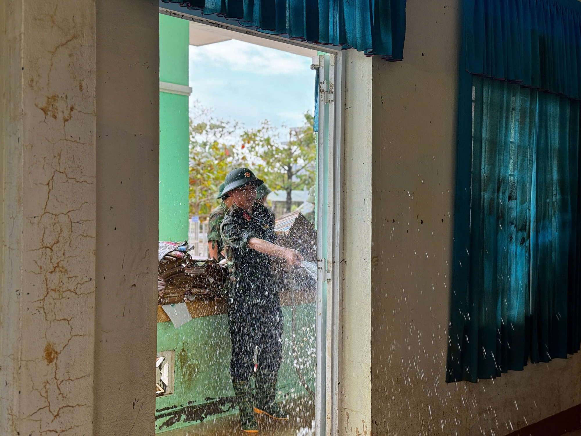 Từng phòng học ở vùng lũ được xịt rửa, khử khuẩn để đảm bảo an toàn cho trẻ khi trở lại trường. 