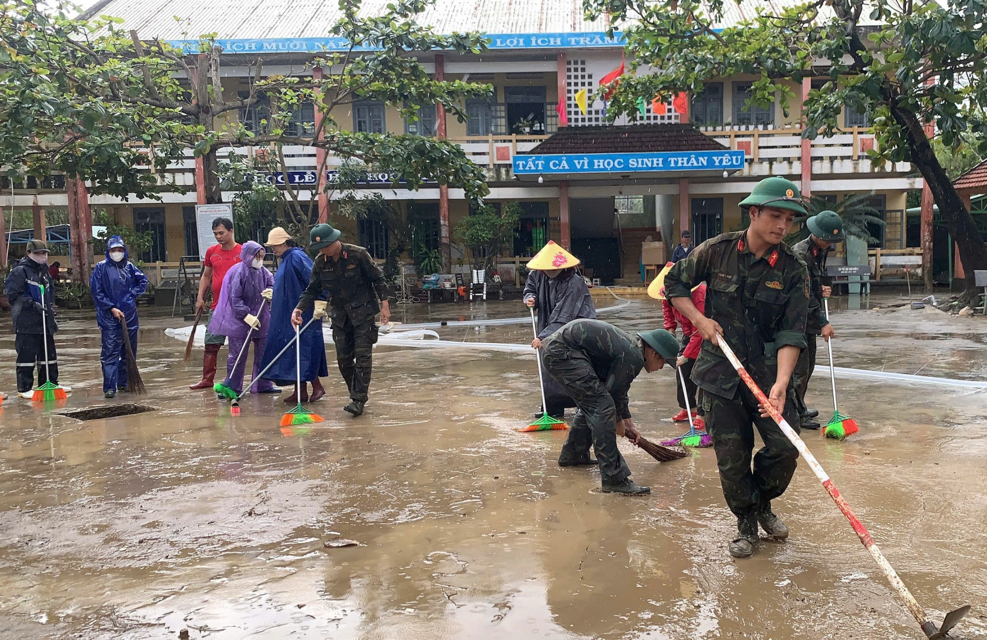 Nhờ sự hỗ trợ tận tình của lực lượng làm nhiệm vụ, lớp bùn dày trong sân các trường học nhanh chóng được di chuyển ra khỏi khuôn viên trường học.