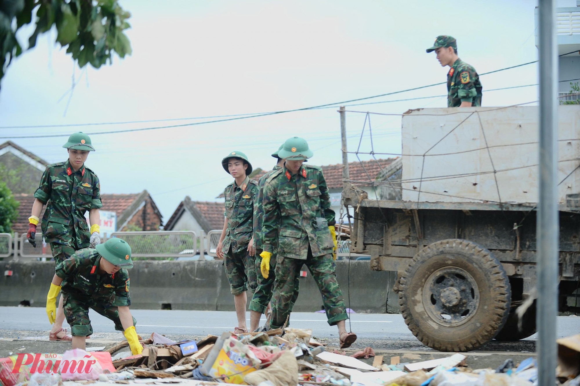 Từng khối rác khổng lồ trên khắp các tuyến đường, ngõ hẻm, trong từng hộ dân… được thu gom, dọn dẹp bởi những đôi tay nghĩa tình của lực lượng công an, bộ đội và an ninh cơ sở.