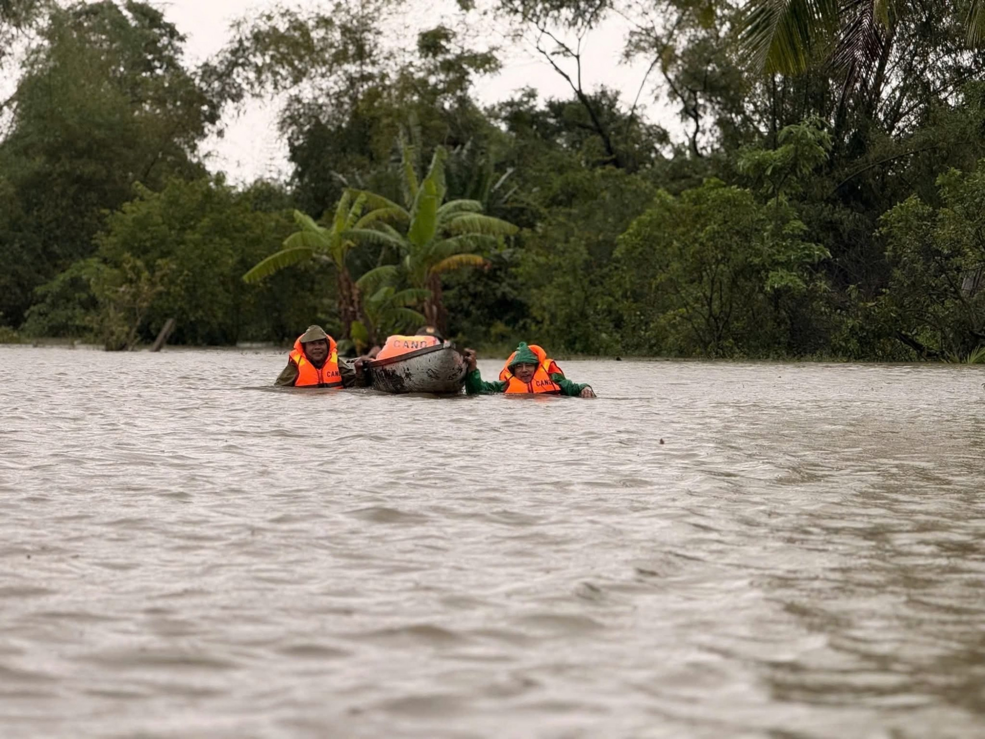 Hình ảnh những chiến sĩ công an, bộ đội, dân quân tự vệ lội bì bõm trong dòng nước xiết đã trở thành điểm tựa tinh thần to lớn cho người dân vùng lũ. 