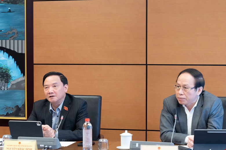 Phó Chủ tịch Quốc hội Nguyễn Khắc Định (trái) phát biểu tại thảo luận tổ sáng 25/11 - ảnh: QH