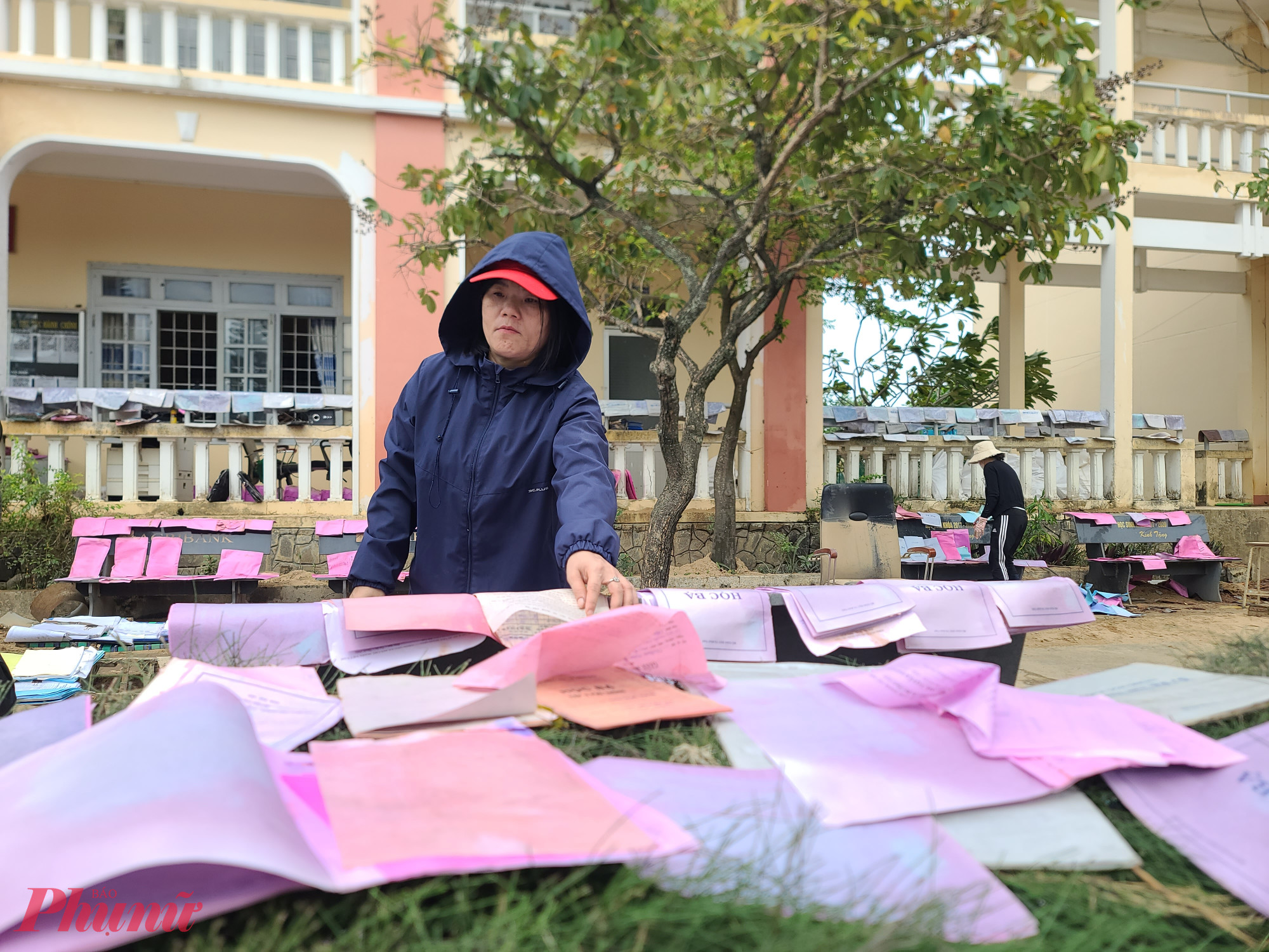 Các giáo viên trường tận dụng những lúc trời có gió, nắng để hong hồ sơ, sổ điểm học sinh