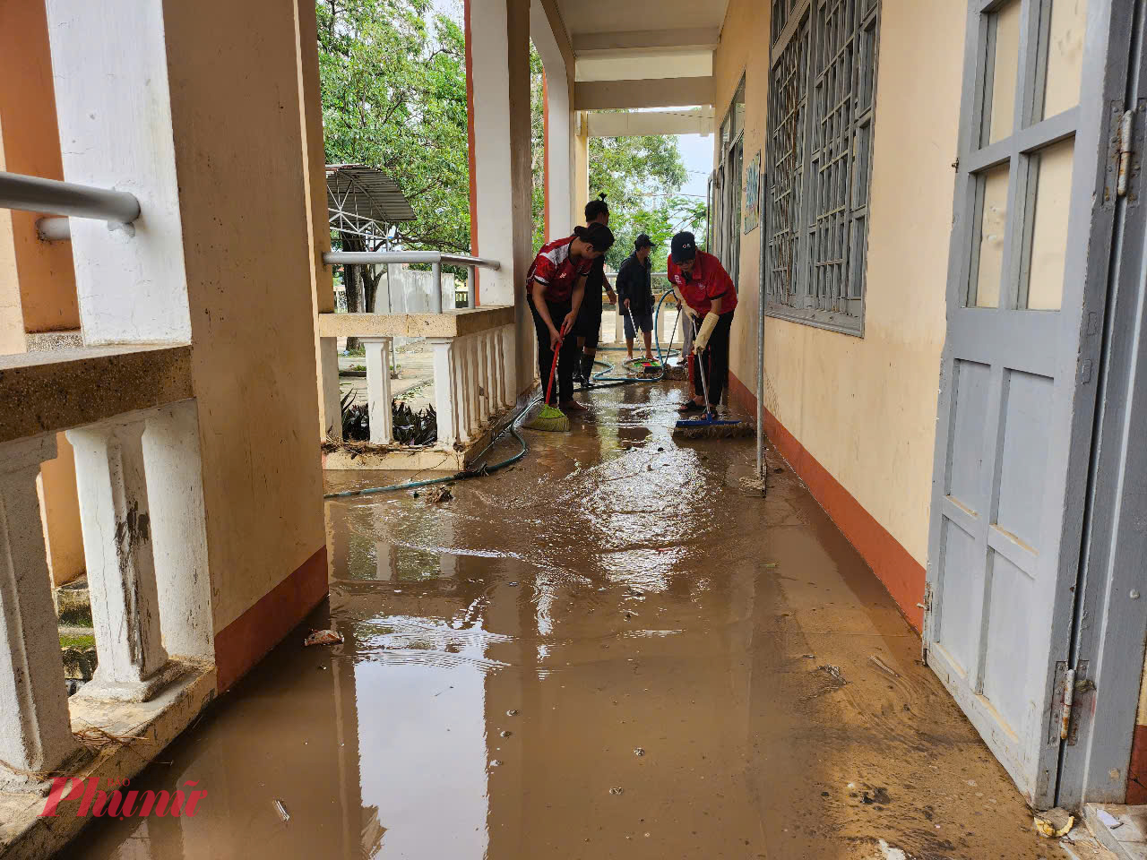 Nhiều tình nguyện viên được huy động để hỗ trợ dọn dẹp trường sau lũ
