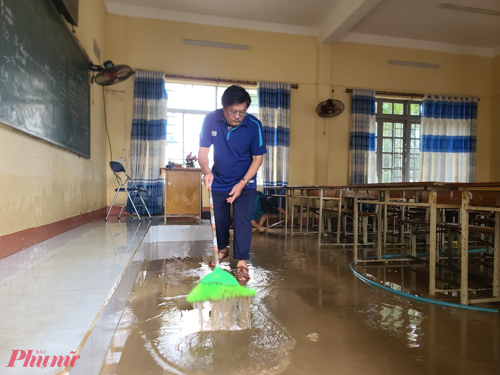 Ông Lê Tấn Dũng – Hiệu trưởng Trường THPT Lê Trung Kiên tự tay dọn dẹp từng phòng học