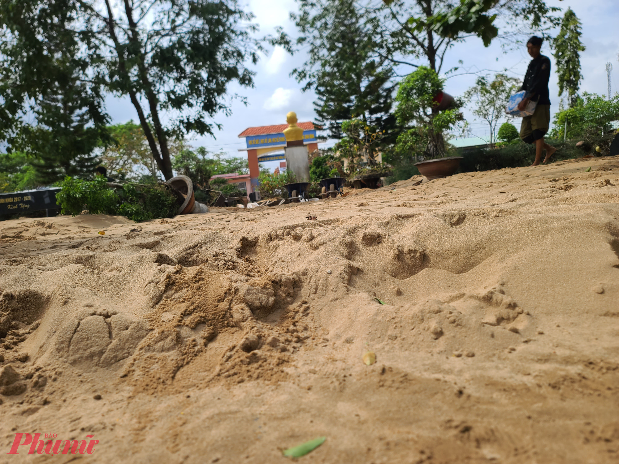 Lớp cát dày khoảng hơn 50cm ngổn ngang giữa sân trường