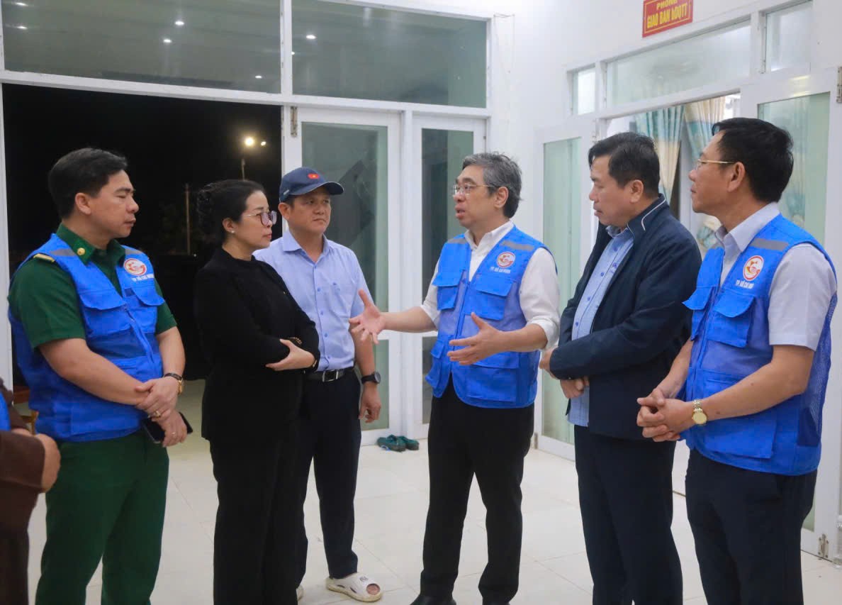 Đoàn công tác của TP HCM chia sẻ với những mất mát mà người dân Đắk Lắk đã gánh chịu trong đợt mưa lũ vừa qua. 