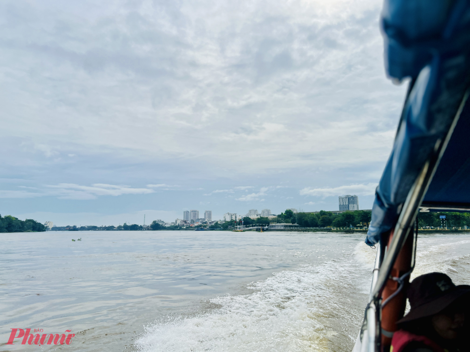 Rời xa trung tâm không bao lâu, cảnh quan hai bên bờ đổi khác: những mảng xanh xen giữa vườn trái cây, bãi bồi, những nếp nhà yên bình. 