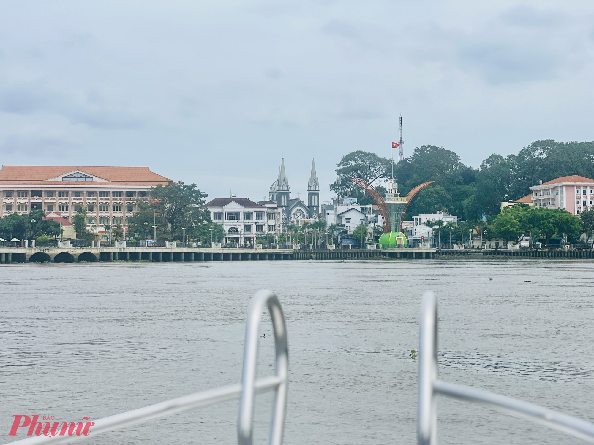 Buổi trưa, ca-nô đưa đoàn đến làng du lịch sinh thái Kawazo (Thủ Dầu Một). Bữa trưa đậm chất Nam bộ với gỏi lục bình tôm thịt, cá kho tộ, canh chua, bánh bèo… mang đến cảm giác nhẹ nhàng, tươi mát. 