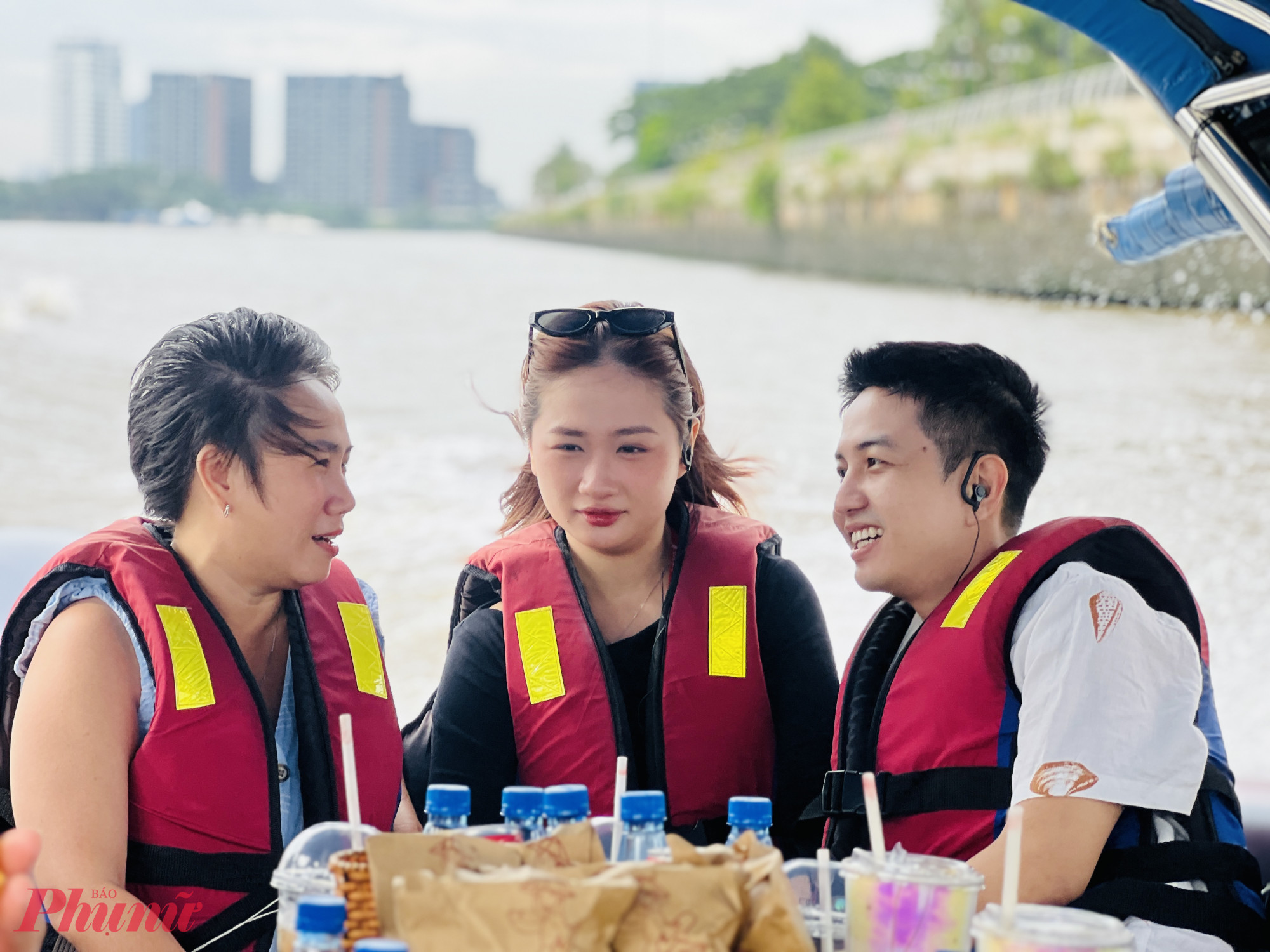 Hướng dẫn viên kể lại câu chuyện của đô thị lớn lên từ dòng sông, giúp du khách cảm nhận nhịp sống giao thương đã bồi đắp Sài Gòn suốt trăm năm. Không tiếng xe cộ, không khói bụi, chỉ có gió mát và mặt nước phẳng lặng – một trải nghiệm thư thái hiếm có giữa thành phố nhộn nhịp.
