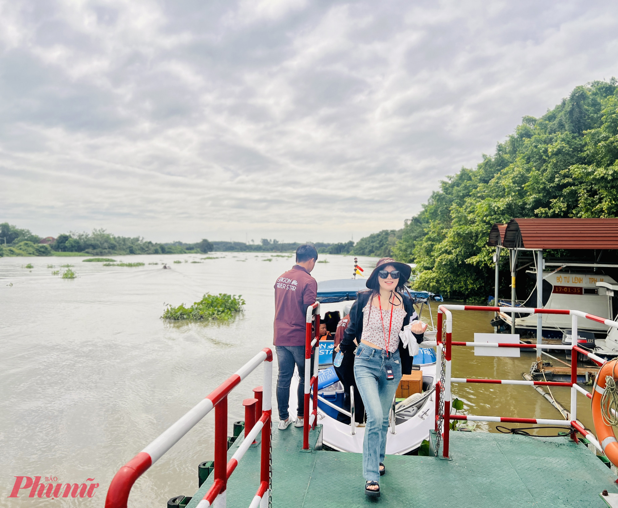 Khoảng 9g30, ca-nô cập khu Bến Đình (địa đạo Củ Chi). 