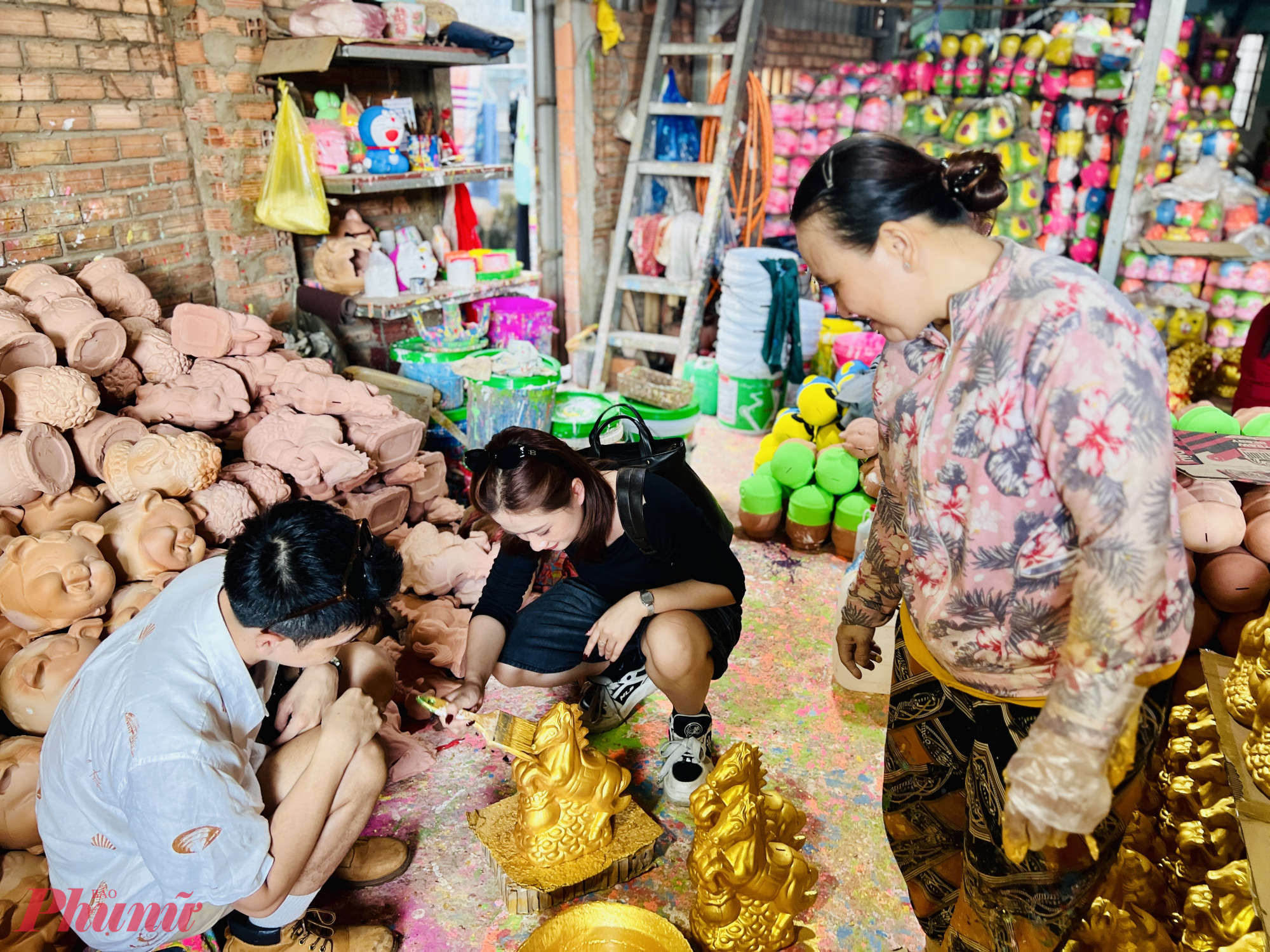 Du khách được thử tô màu heo đất, xem nghệ nhân tạo hình, cảm nhận không khí rộn ràng đặc trưng của một làng nghề truyền thống miền Nam. 