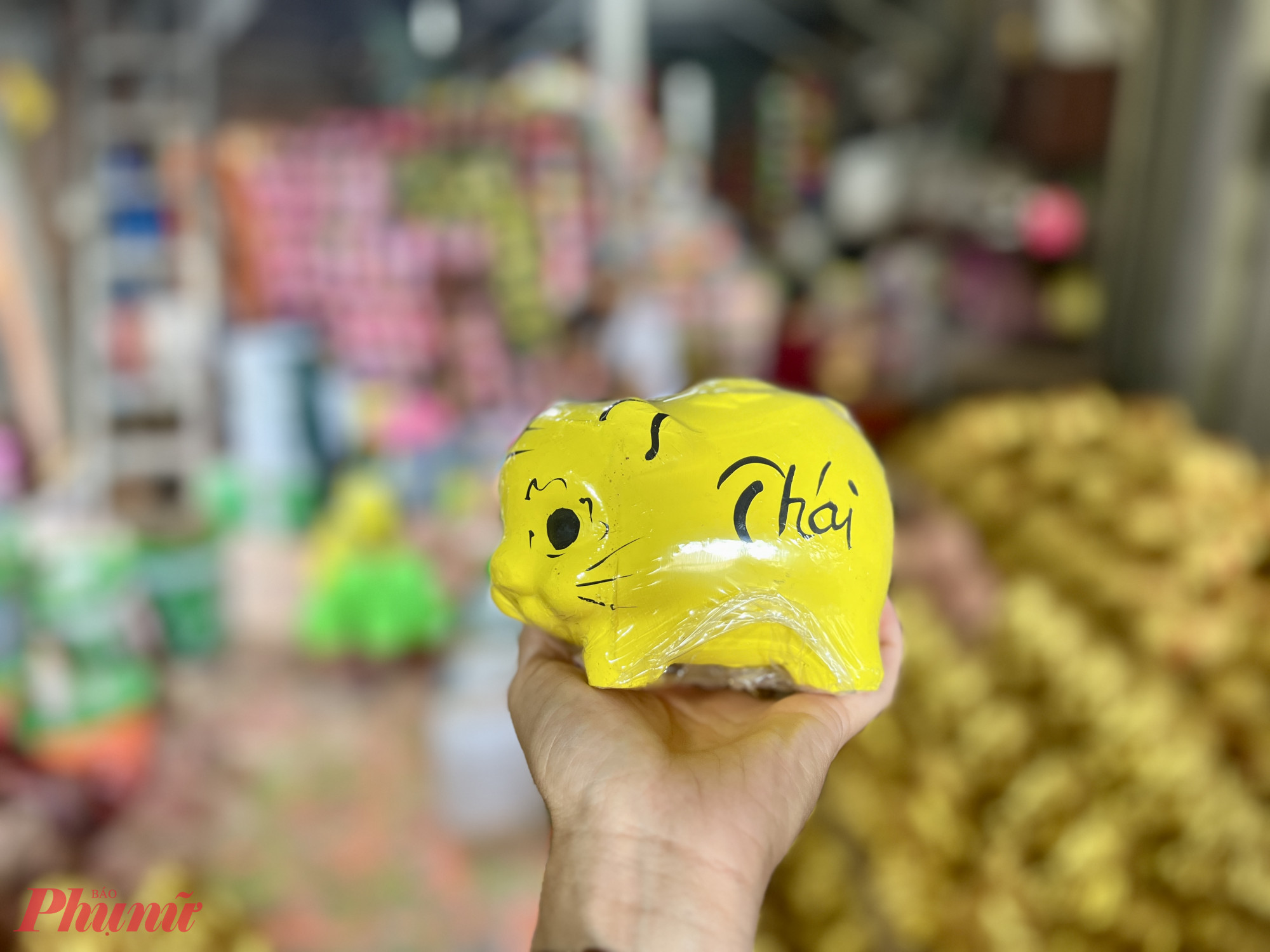 Đặc biệt, tại điểm dừng chân này, mỗi khách sẽ được đơn vị tổ chức tour tặng một chú heo đất có vẽ tên theo yêu cầu. Món quà nhỏ nhưng mang dấu ấn cá nhân và đậm chất văn hóa thủ công, tạo “điểm chạm” dễ thương giúp du khách nhớ lâu hơn về hành trình, con người và nét nghề mộc mạc của địa phương.