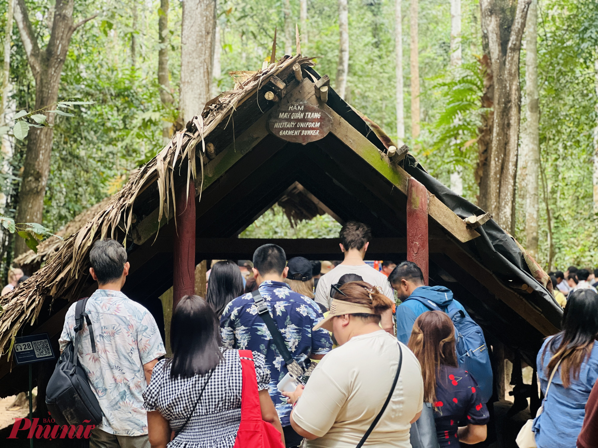 Khách quốc tế xếp hàng dài để chờ tới lượt vào khu vực hầm may quân trang.