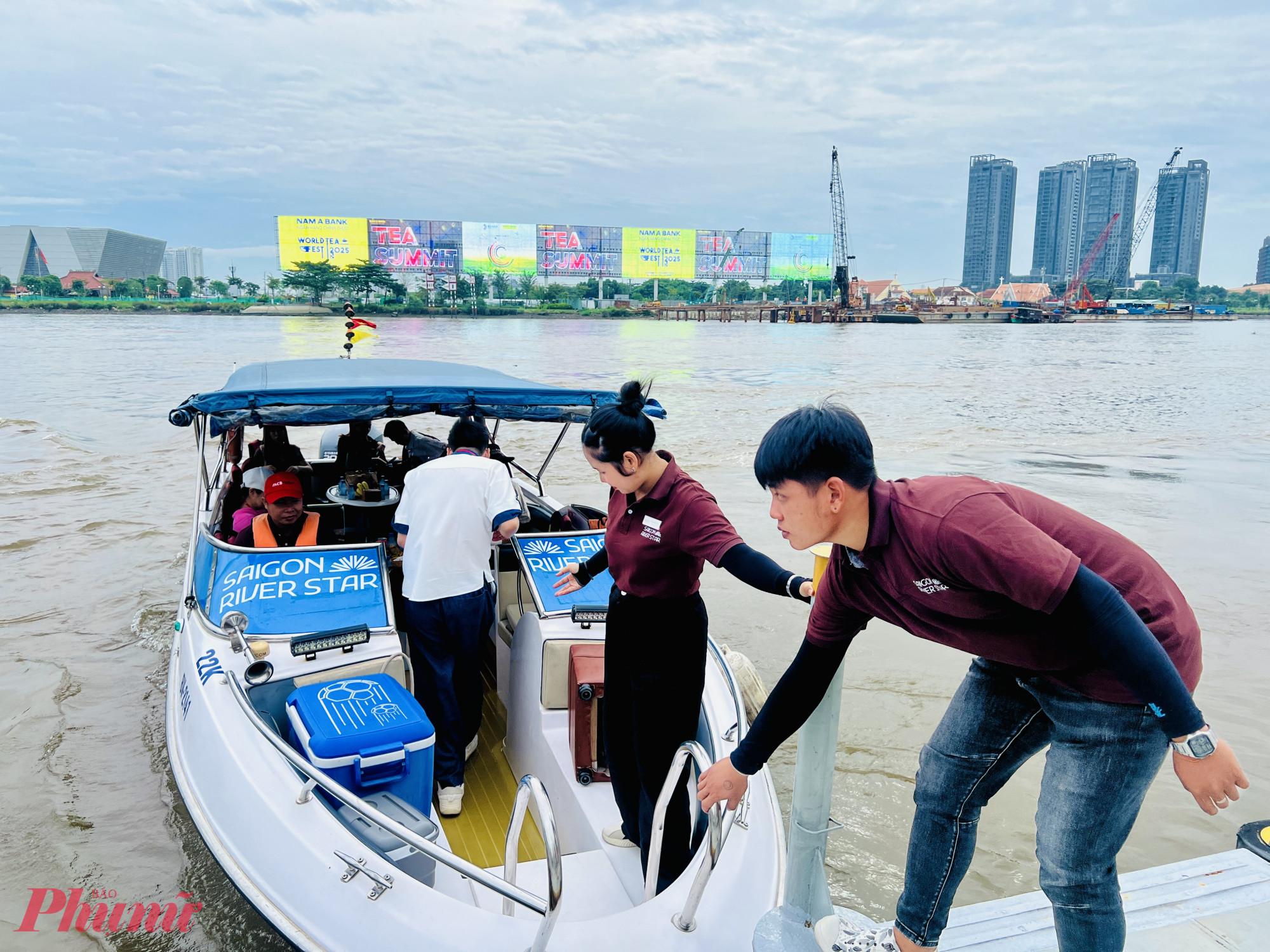 Hành trình một ngày cùng Saigon River Star được thiết kế như một chuyến “dòng sông kể chuyện”, đưa du khách rời bến Bạch Đằng từ 7g45 và xuôi dòng đến Củ Chi, Bình Dương cũ.