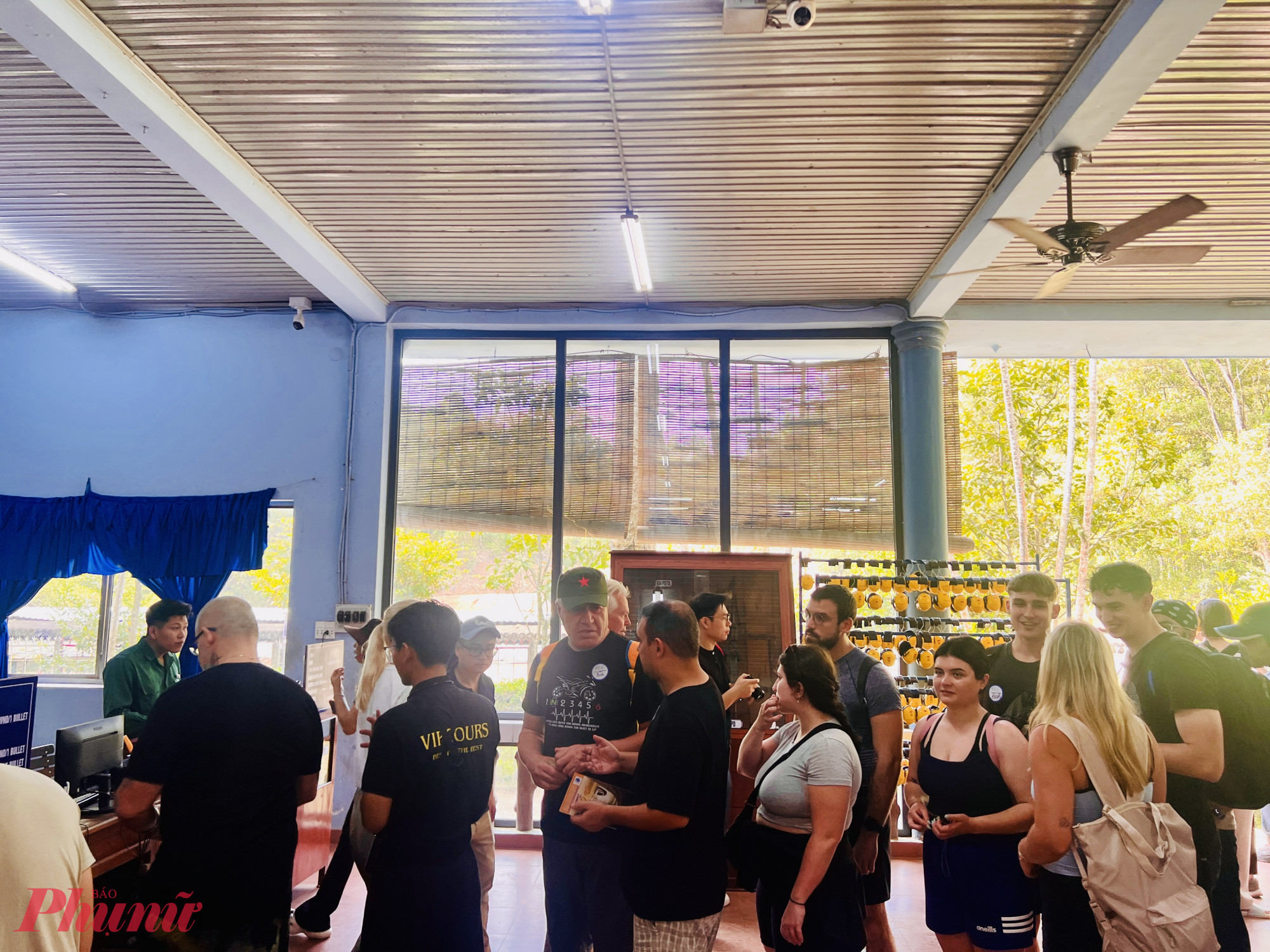 Hoạt động bắn súng không nằm trong chương trình tour, du khách sẽ tự trải nghiệm với giá 75.000 đồng/viên đạn (bán theo set 10 viên). 