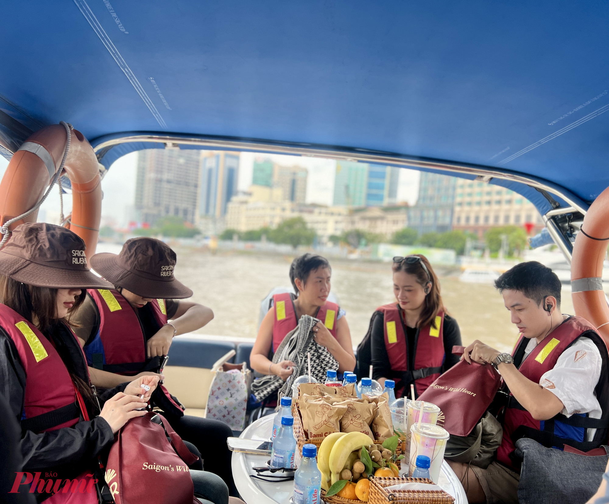 Trên ca-nô sức chứa 8–12 khách, du khách được phát áo phao, tai nghe và bộ đàm để theo dõi thuyết minh suốt hành trình. Bữa sáng với bánh mì thịt chả, trái cây tươi, cà phê Việt, nước mía… được phục vụ ngay trên sông, mang lại một khởi đầu đầy thi vị.