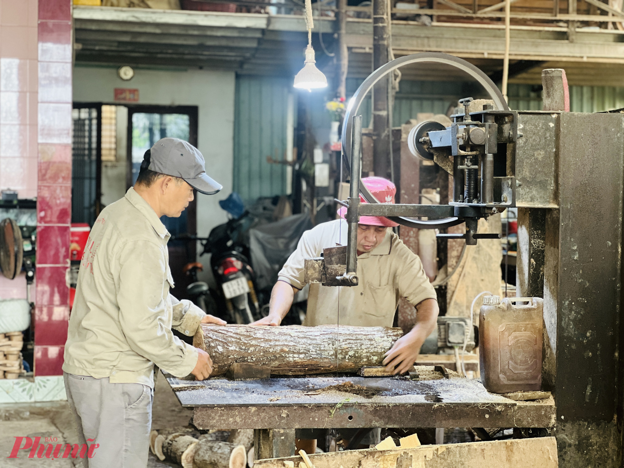 Sau đó, xe điện đưa du khách đến nhà làm guốc mộc của cô Sáu Dẻo – một trong những gia đình hiếm hoi còn giữ nghề thủ công truyền thống. 