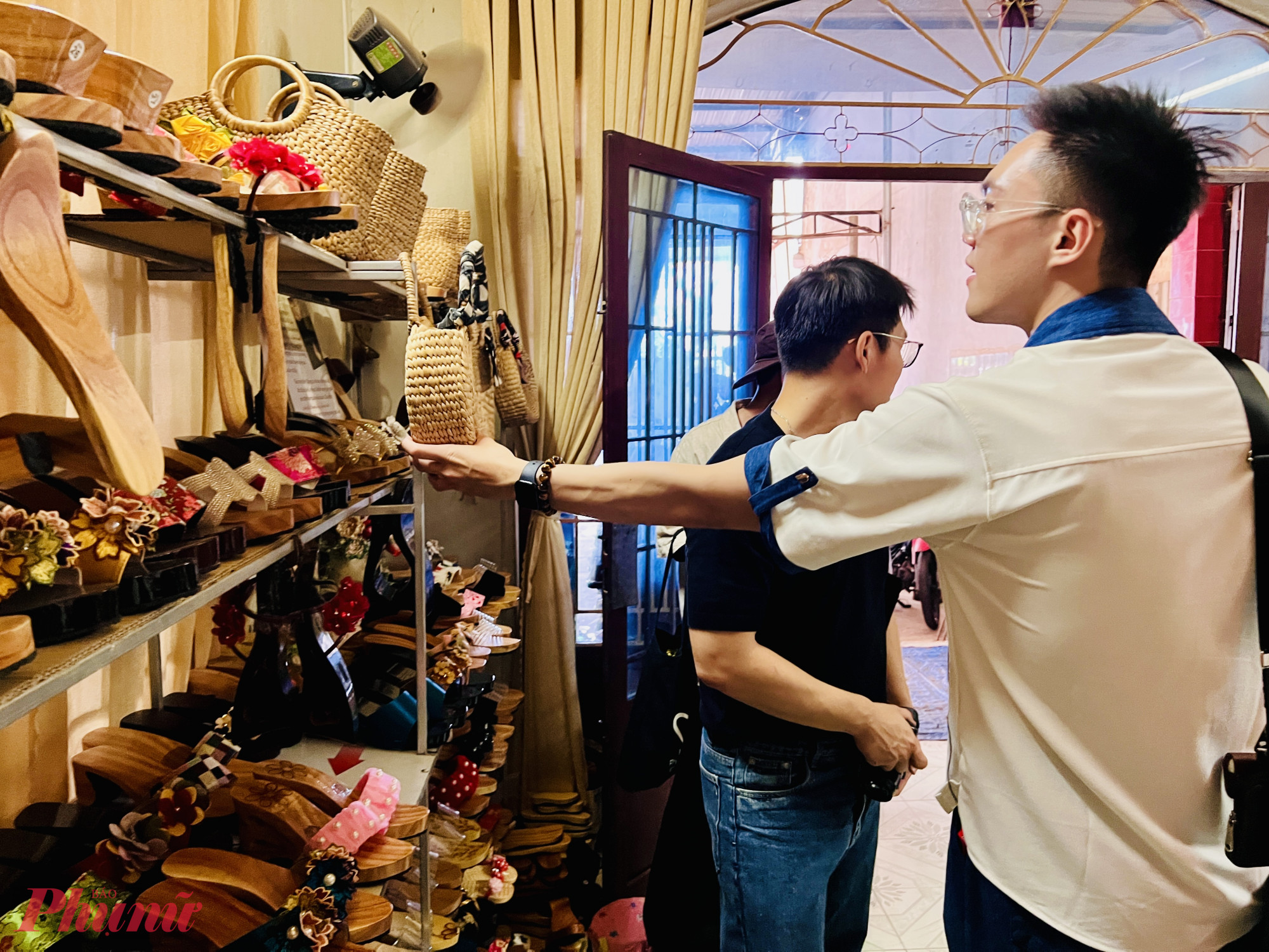 Giá guốc chỉ từ 120.000–150.000 đồng, phù hợp để mua làm quà.