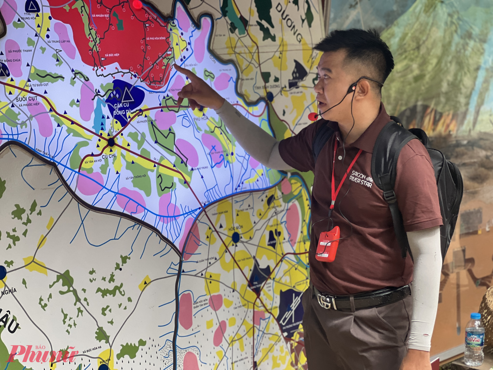 Du khách sẽ được nghe giới thiệu về sơ lược địa đạo Củ Chi gắn với 2 cuộc kháng chiến chống Pháp và Mỹ của quân và dân ta.