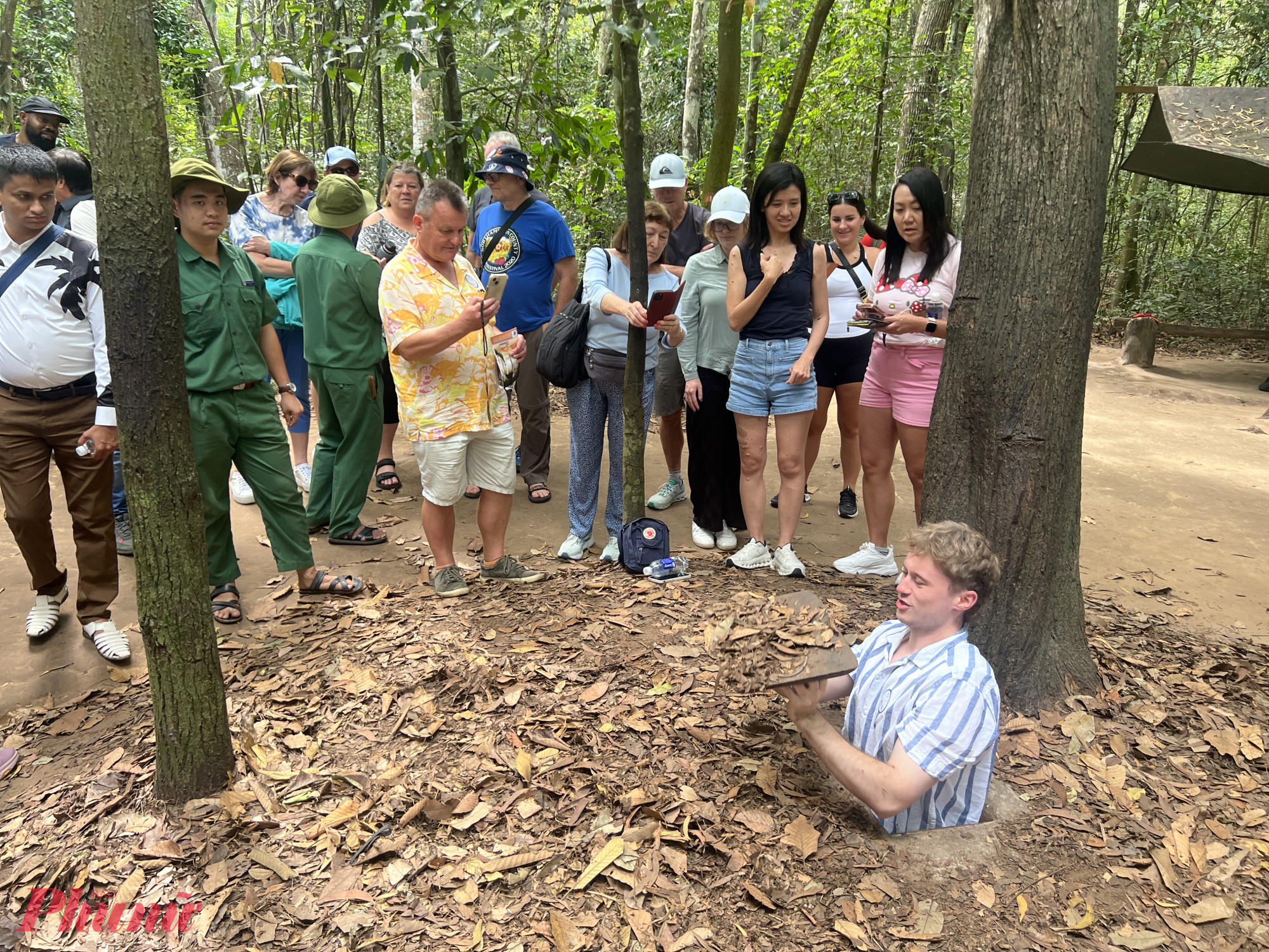 Du khách đặc biệt là khách quốc tế rất thích thú với các hoạt động chui hầm tại địa đạo Củ Chi.