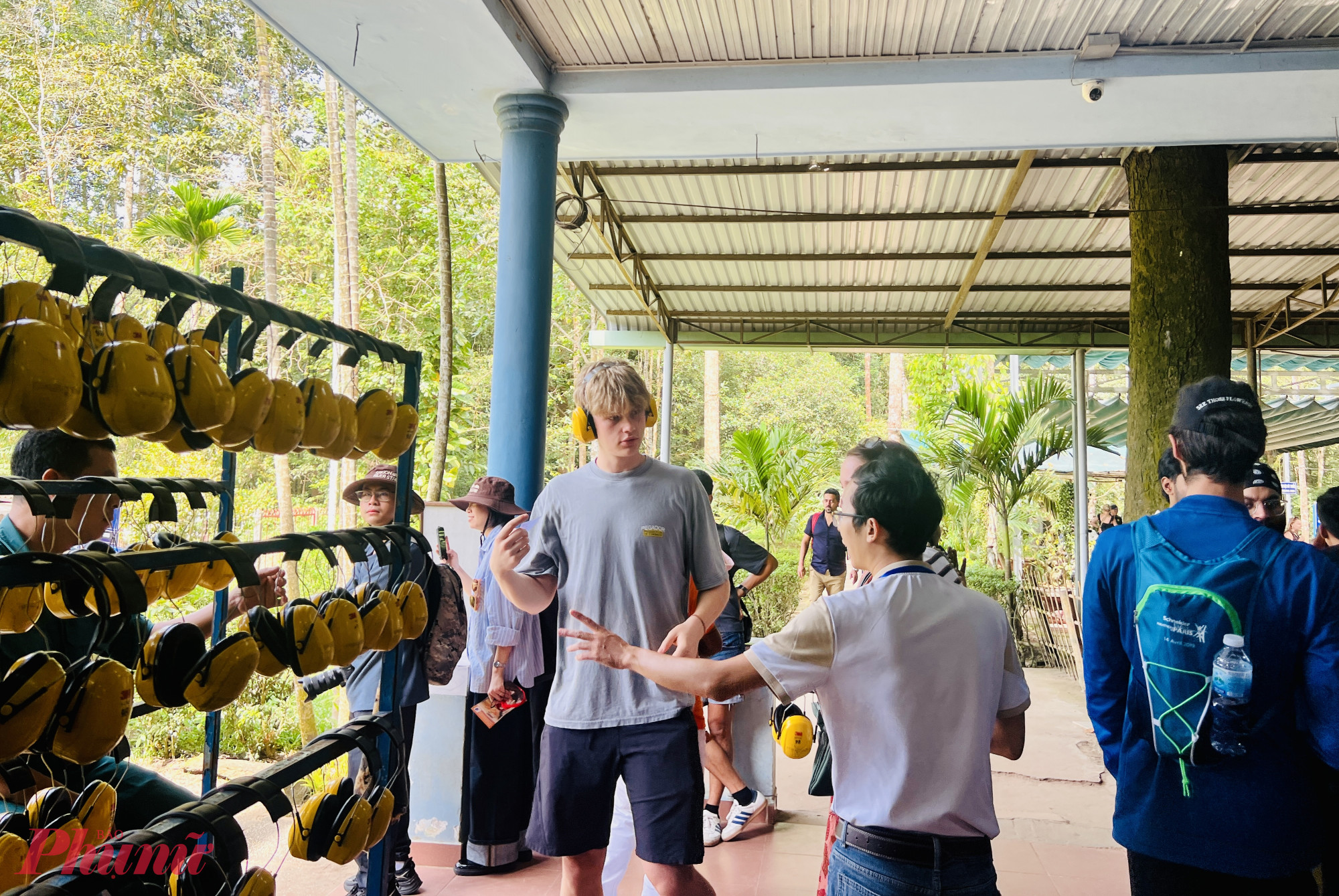 Điểm nhấn tại địa đạo Củ Chi thu hút nhiều sự quan tâm, trải nghiệm nhất là khách quốc tế là bộ môn bắn sung thật tại địa đạo.