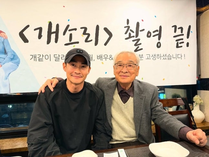 Phát  thanh  viên  Jungnam Bae và cố diễn viên Lee Soon-jae. Ảnh MK