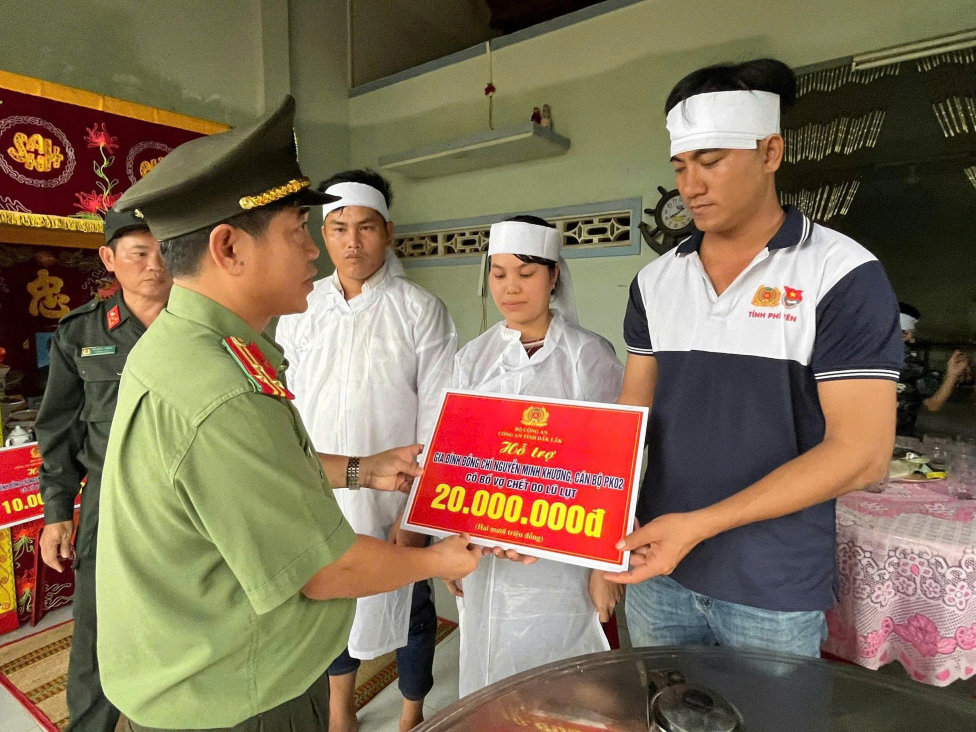 Đoàn công tác của Công an tỉnh Đắk Lắk  đi thăm, động viên gia đình các cán bộ chiến sĩ có thân nhân thiệt mạng trong đợt lũ lịch sử.