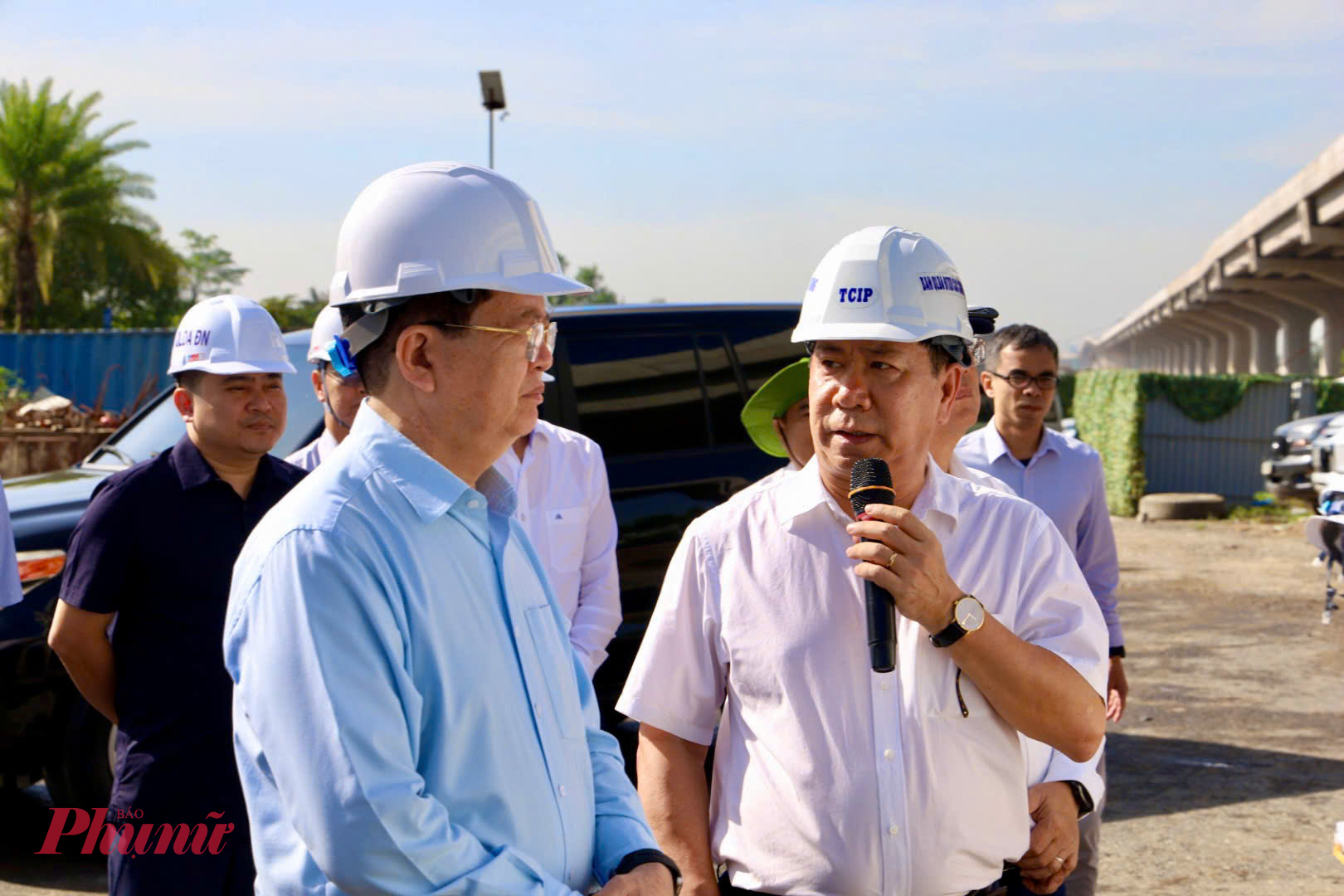 Phó Thủ tướng Mai Văn Chính (trái) nghe báo cáo từ chủ đầu tư dự án Vành đai 3 TPHCM 