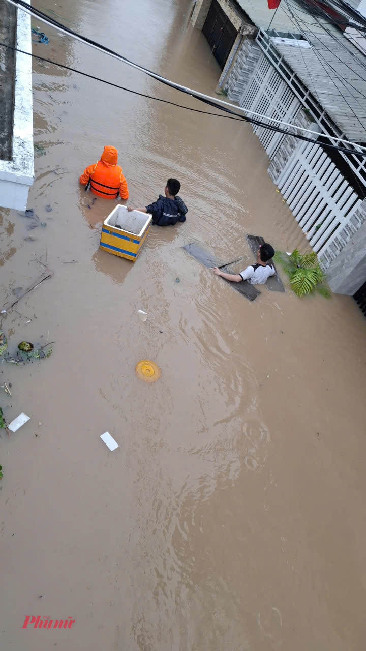 Thủy điện xả lũ gây ngập lụt nặng nề cho vùng hạ du -Ảnh: Mạnh Hoài Nam