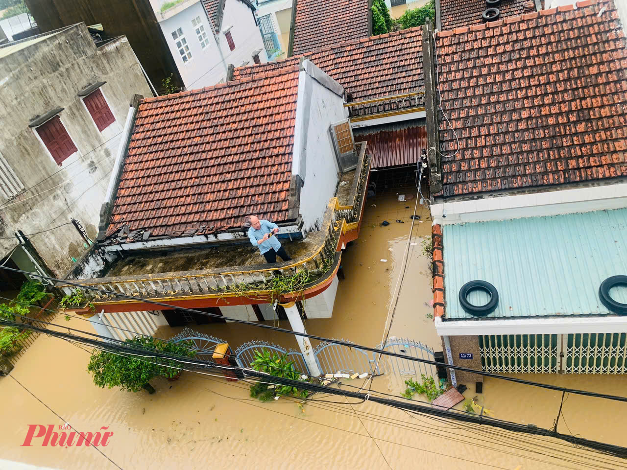 Trước đó, trong đợt lũ từ ngày 18 đến 21/11, thủy điện Sông Ba Hạ, xả lũ cao kỷ lục nhất từ trước đến nay - Ảnh: Mạnh Hoài Nam