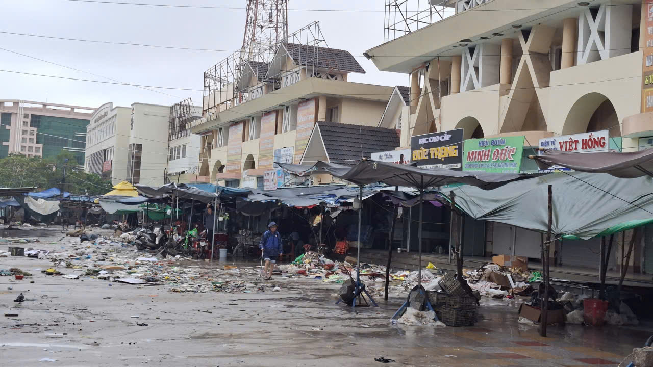Chợ Tuy Hòa đầy bùn đất, chờ có nước dội rửa-Ảnh: Mạnh Hoài Nam
