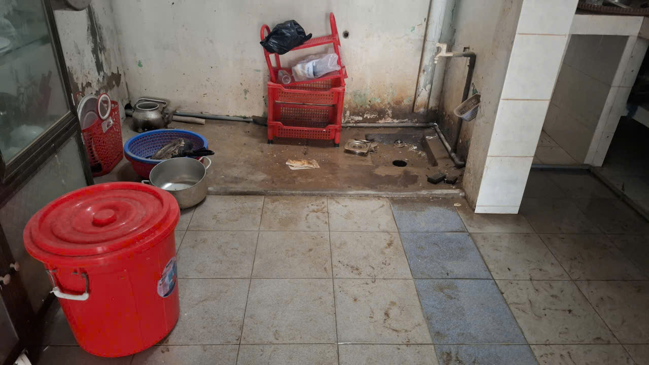 Sau lũ không có nước sinh hoạt nhiều gia đình ở phường Tuy Hòa ngập ngụa bùn đất-Ảnh: Mạnh Hoài Nam