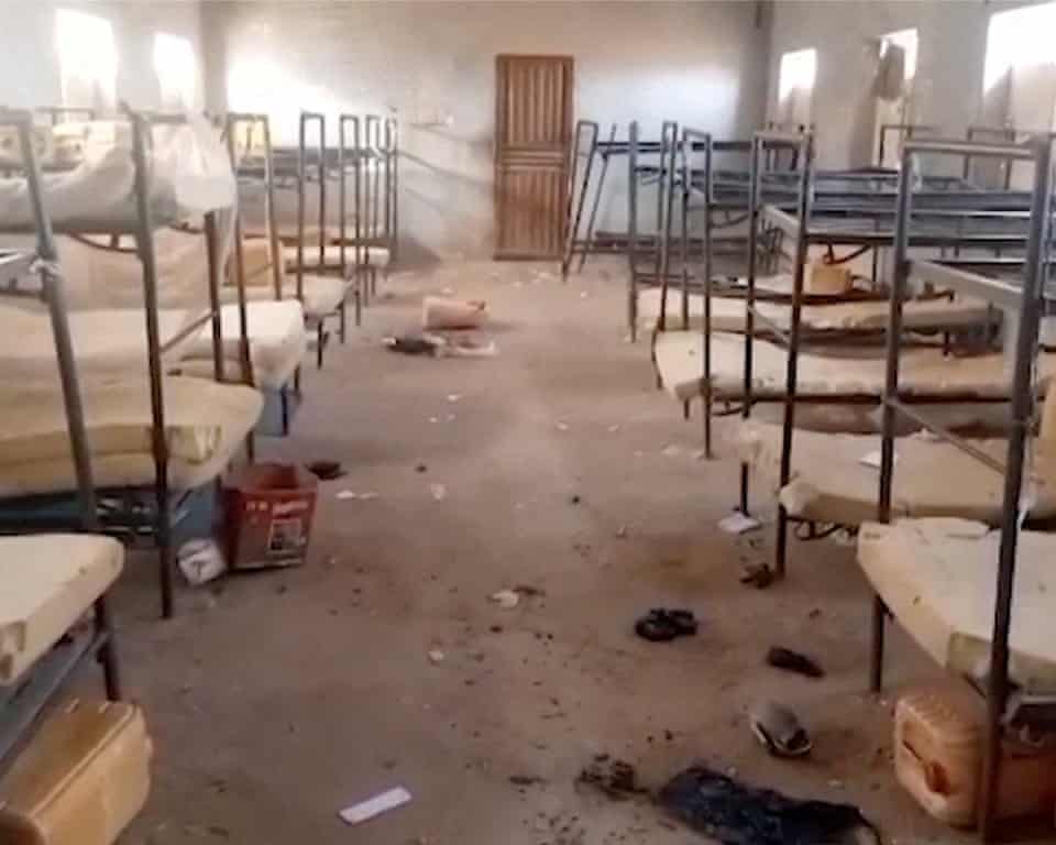 Những đứa trẻ bị các tay súng bắt cóc tại trường trung học phổ thông dành cho nữ sinh của chính phủ, vào ngày 17/11 - Ảnh: AIT