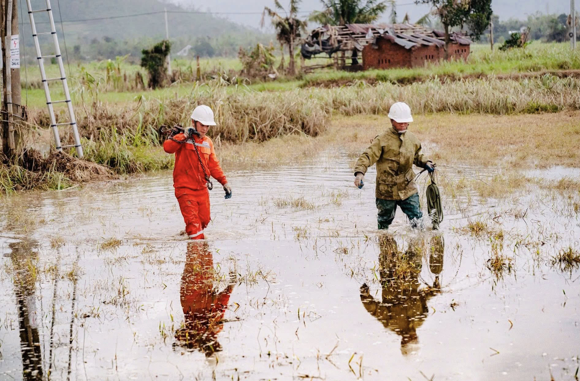 Nước rút đến đâu, khôi phục cấp điện đến đó - Ảnh: TTĐX