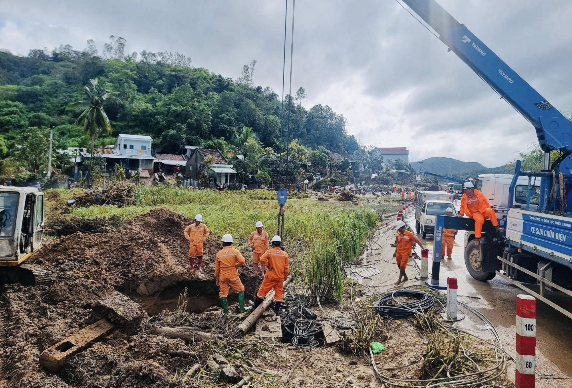 Điện lực Đồng Xuân đã huy động tối đa lực lượng, phương tiện để khẩn trương khắc phục sự cố-Ảnh: TTĐX